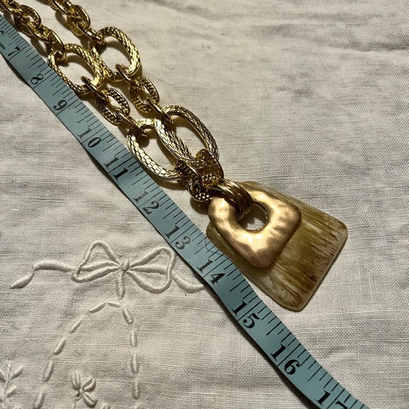 Statement Necklace Goldtone links & pendant 24in - Picture 7 of 10